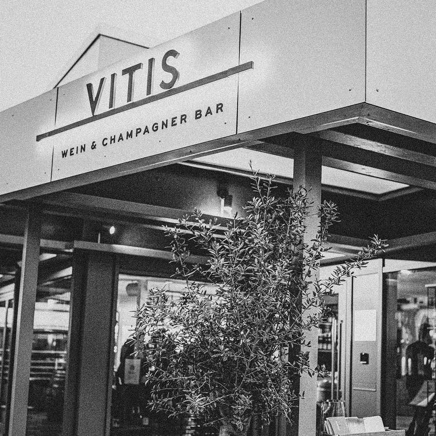 Eingang der Vitis Wein & Champagnerbar auf Sylt